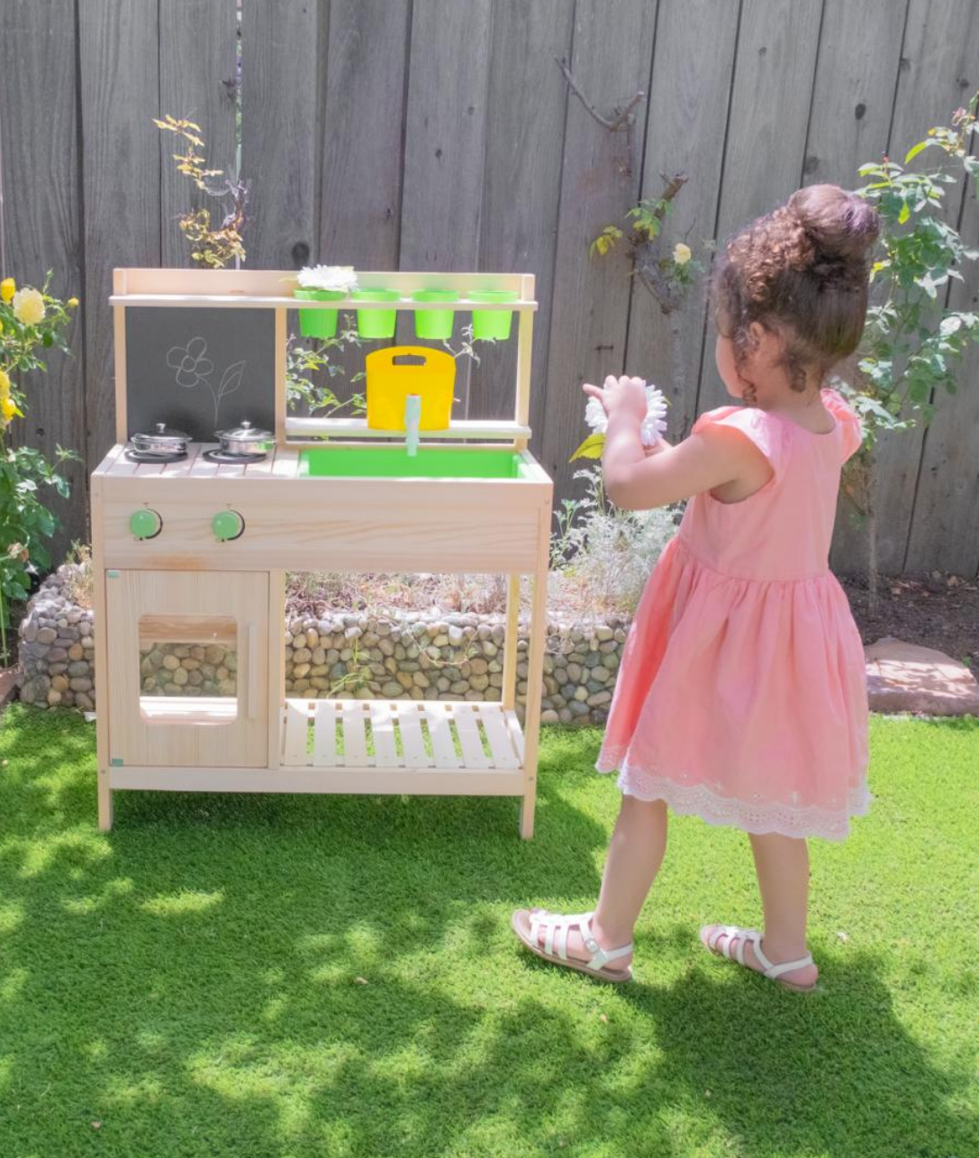 Traditional Outdoor Play vs. Creative Exploration: How Sensory Play Sparks a Child’s Curiosity — A Montessori Approach to Nature Learning